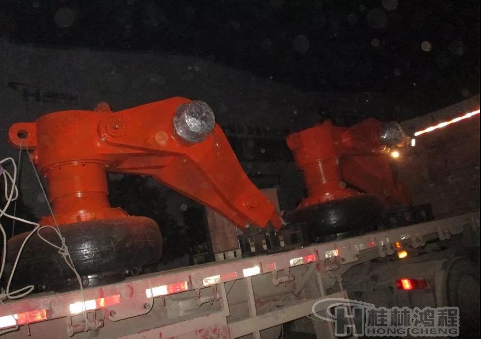HLMX1700超細立磨發(fā)貨現(xiàn)場-超細立磨機大磨輥裝車 HLMX1700超細立磨發(fā)貨現(xiàn)場-超細立磨機大磨輥裝車