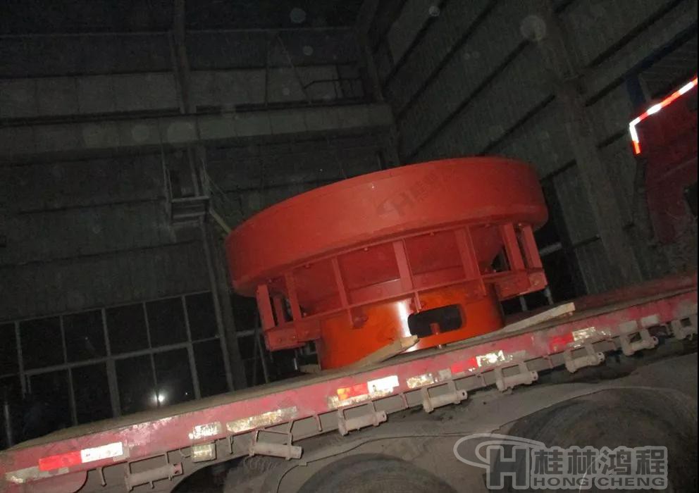 HLMX1700超細立磨發(fā)貨現(xiàn)場-超細立磨機大磨輥裝車 HLMX1700超細立磨發(fā)貨現(xiàn)場-超細立磨機大磨輥裝車