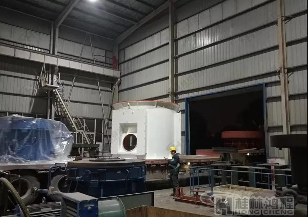 HLMX1700超細立磨發(fā)貨現(xiàn)場-超細立磨機主機分級機裝車 HLMX1700超細立磨發(fā)貨現(xiàn)場-超細立磨機主機分級機裝車