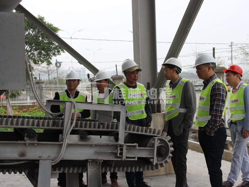 海泡石磨粉機(jī)廠家技術(shù)人員講解物料傳送裝置 海泡石磨粉機(jī)廠家技術(shù)人員講解物料傳送裝置