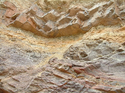 嫩泥，是一種土黃色，灰白色為主的雜色黏土