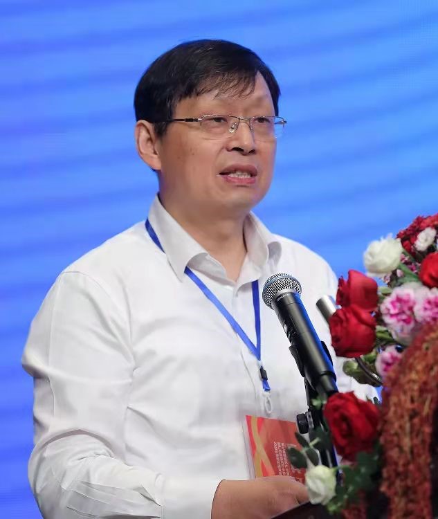 廣西大學(xué)校長(zhǎng)助理、廣西碳酸鈣產(chǎn)業(yè)化工程院常務(wù)副院長(zhǎng)、廣西碳酸鈣行業(yè)協(xié)會(huì)會(huì)長(zhǎng)童張法圖片來(lái)源：廣西碳酸鈣產(chǎn)業(yè)化工程院